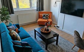Modern Apartment - Accommodates 6 - Private Parking - 15Min To London Bridge, London Eye And Charing Cross